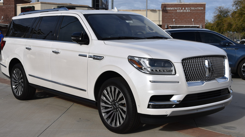 White Lincoln Navigator