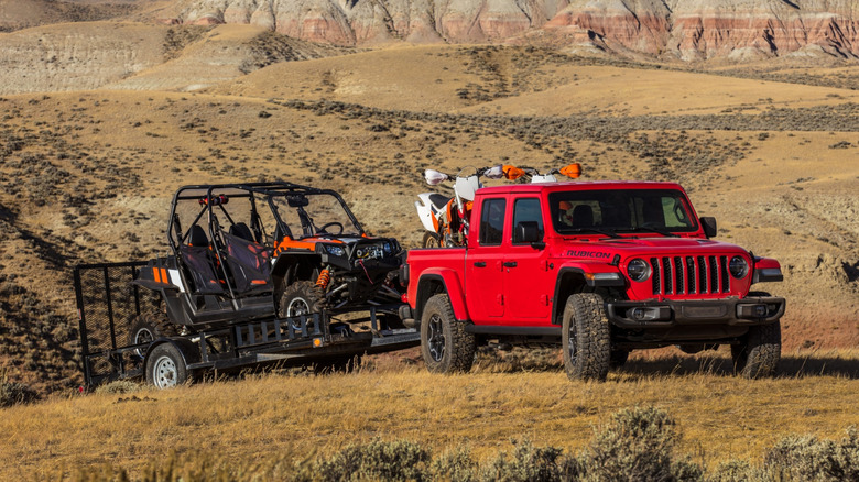 Jeep Gladiator Towing a side-by-side trailer
