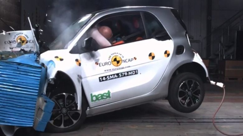 Smart Fortwo front deformable barrier test