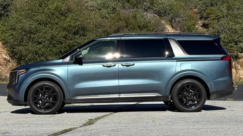 Side profile of a 2026 Kia Carnival