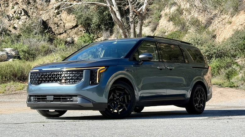 2026 Kia Carnival Hybrid SX Prestige parked in the mountains