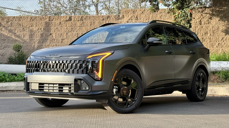 2026 Kia Sportage PHEV front 3/4