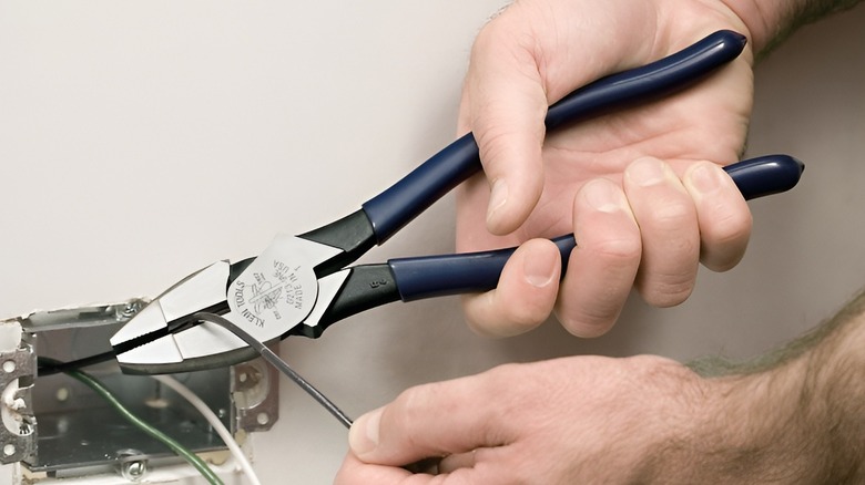 Pliers cutting wires