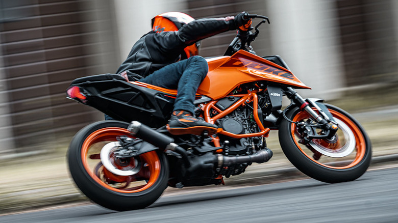 KTM 390 Duke cornering
