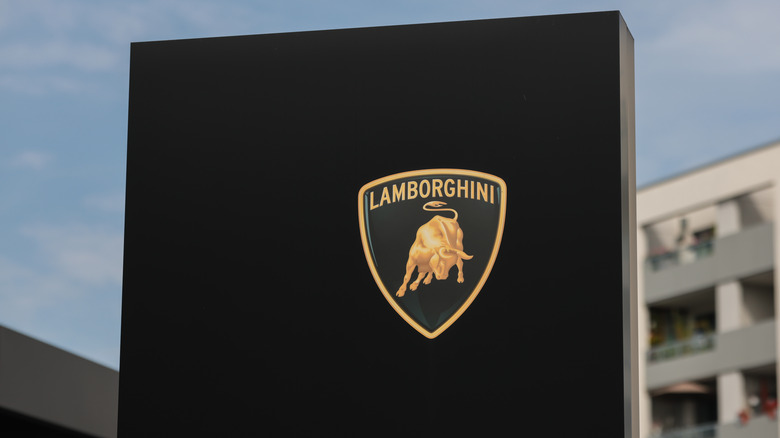 The outgoing Lamborghini logo used between 1998 and 2024