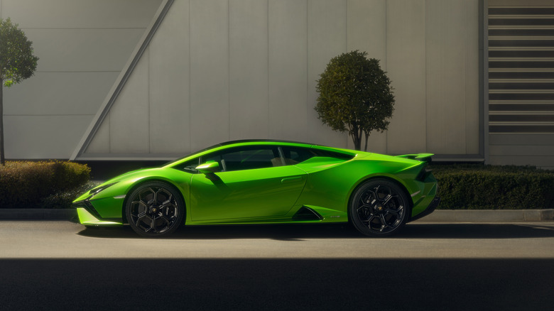 Lamborghini Huracan Tecnica side profile