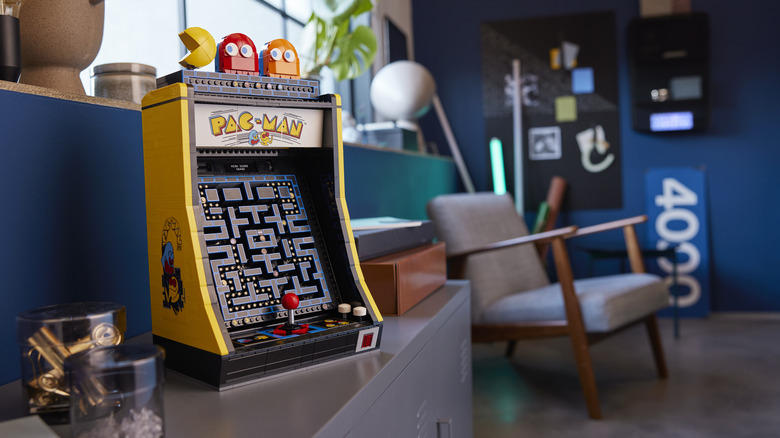 Full shot of PAC-MAN LEGO cabinet