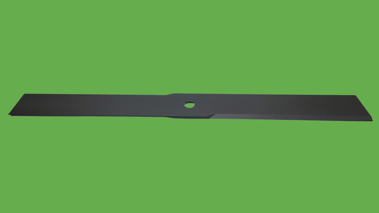 A flat lawn mower blade