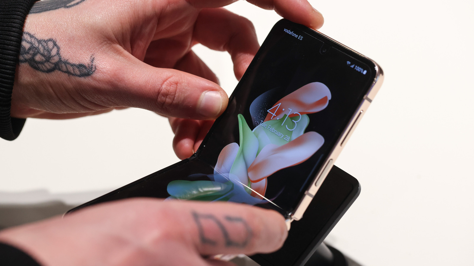 Leaked Galaxy Z Flip 5 Image Shows Off Larger External Display – SlashGear