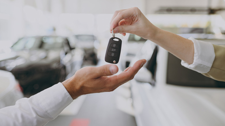 Handing keys from one hand to another