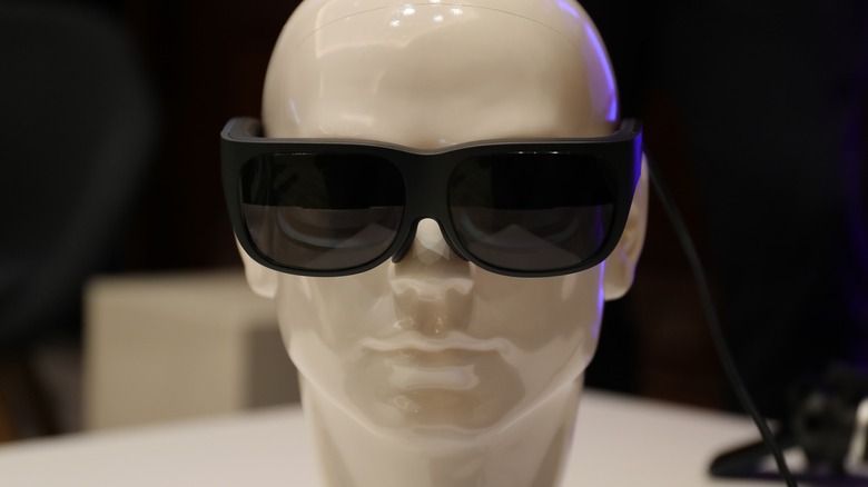 Model head with Lenovo glasses