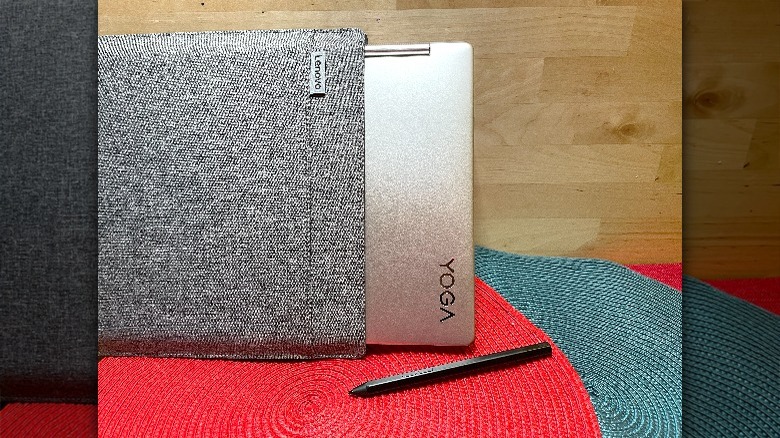 Yoga 9i Gen 8 in sleeve