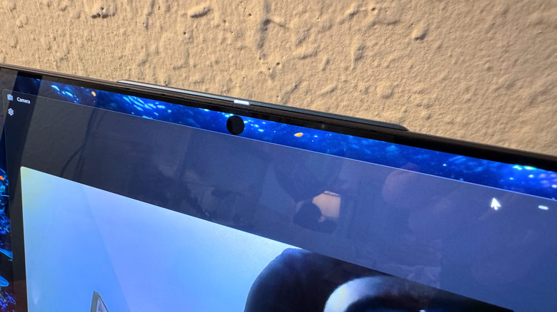 The Lenovo Yoga Slim 9i 14 Gen 10 camera ring when activated.