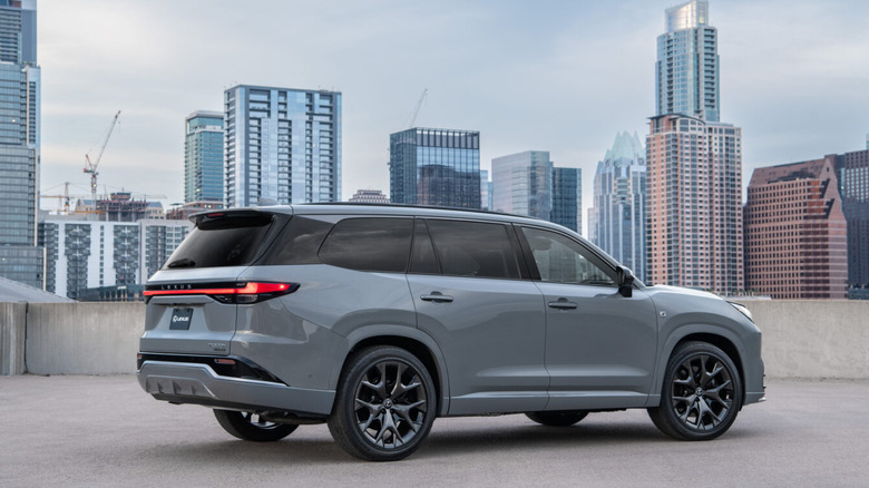 Sideview of a gray Lexus TX 500h in front of a city skyline