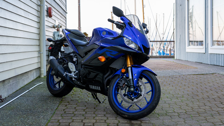 A Yamaha R3 parked in a parking alley