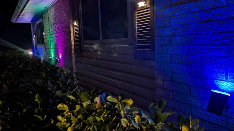 Linkind Spotlights on house at night