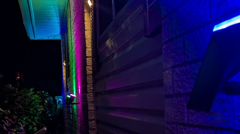 Linkind Spotlights on house at night