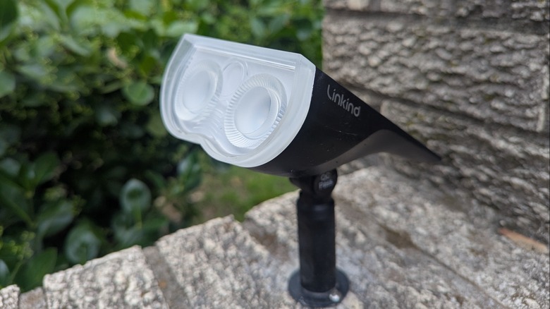 Linkind Spotlight on outside wall