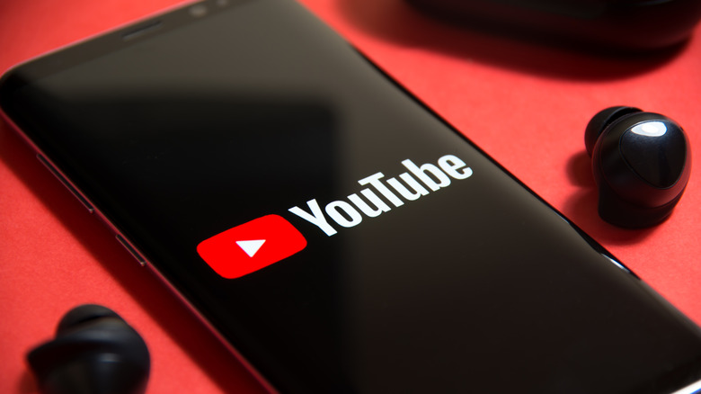 telefone com logotipo do YouTube