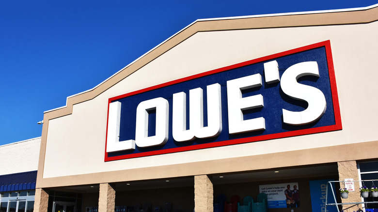 The front of a Lowe's home improvement store