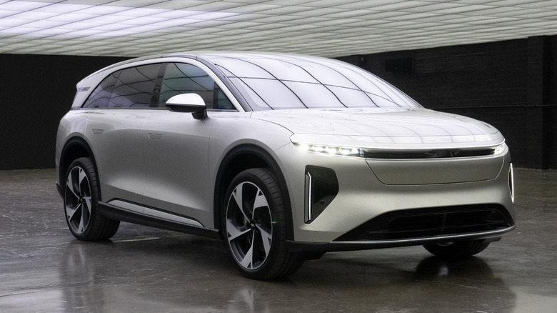 Lucid Gravity front three-quarters