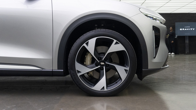Lucid Gravity wheel and tire detail