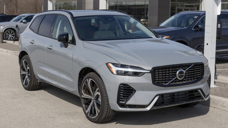 A gray Volvo XC60 Parked