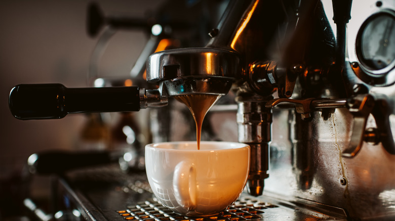 Espresso machine pouring