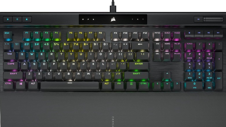 Um teclado mecânico óptico Corsair K70 Pro