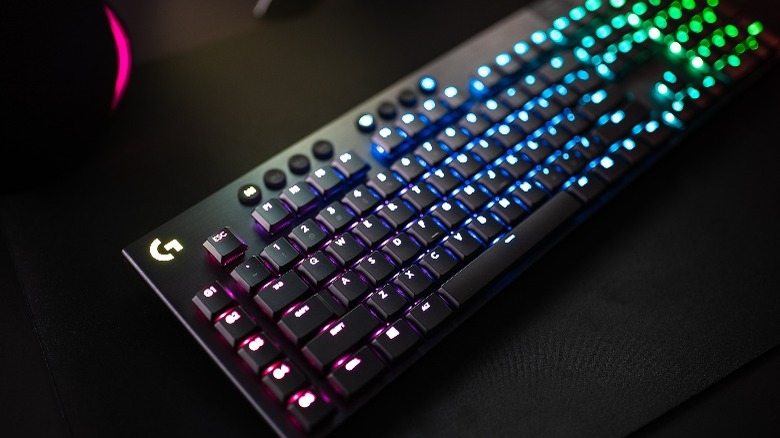 Um Logitech G Gaming Keyboard com luzes acesas