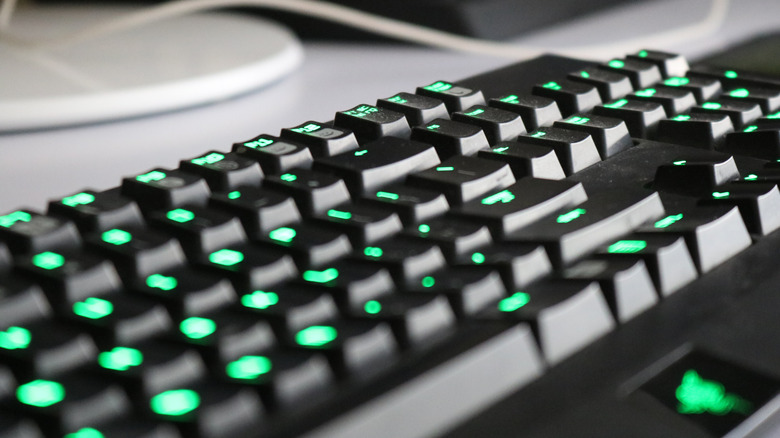 Um teclado Razer com luzes verdes