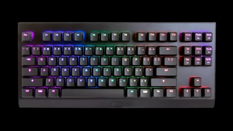Um teclado mecânico óptico Wooting com luzes LED