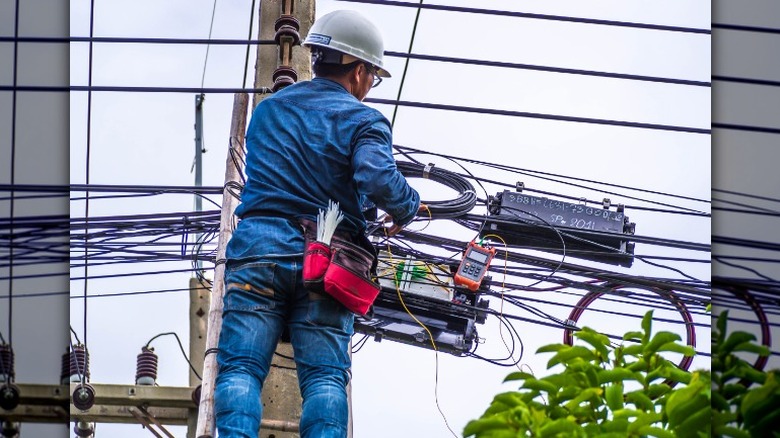 Fiber optic installation technician