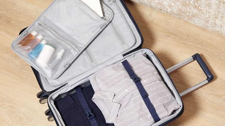 An open Samsonite Outline Pro suitcase with the included divider