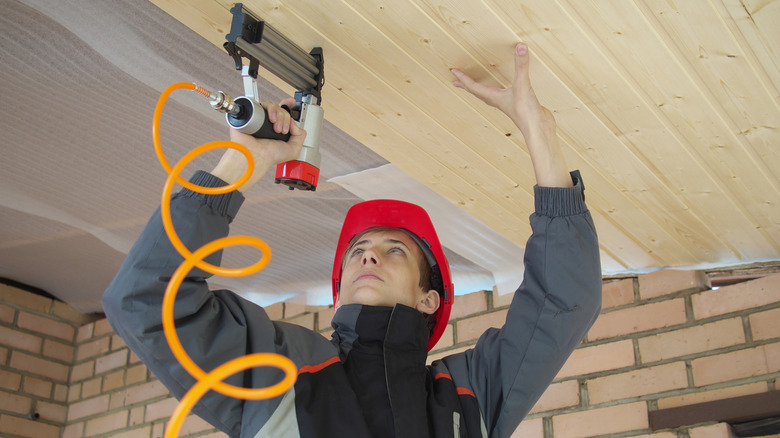 pneumatic nailer with pressurized air hose