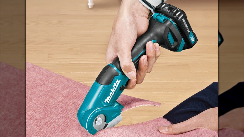 Makita 12V max Cordless Multi-Cutter in use