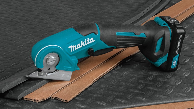 Makita 12V max Cordless Multi-Cutter in use