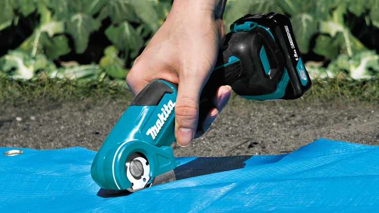 Makita 12V max Cordless Multi-Cutter in use