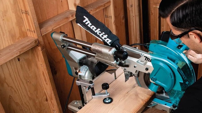 Makit miter saw at work