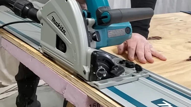 A shoft of the Makita track saw system in action