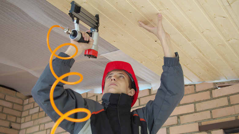 pneumatic nailer with pressurized air hose