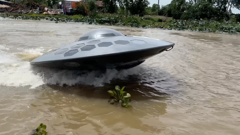 Side view of the UFO boat, front 3/4 view
