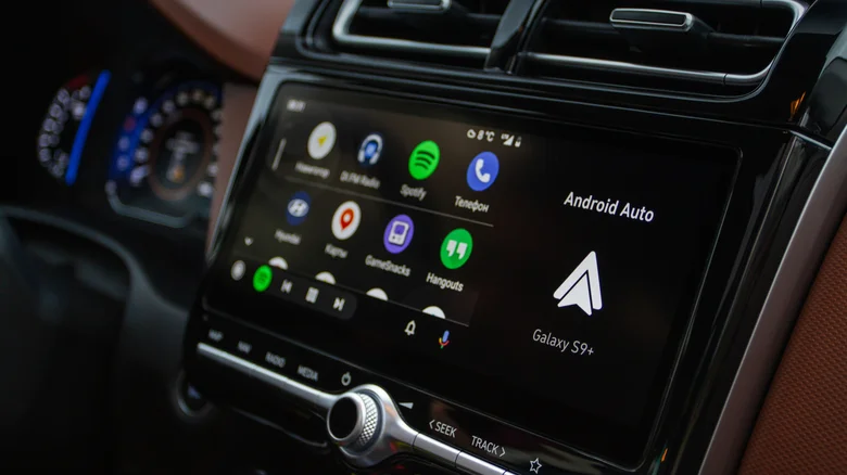 Android Auto running on a car's infotainment screen.
