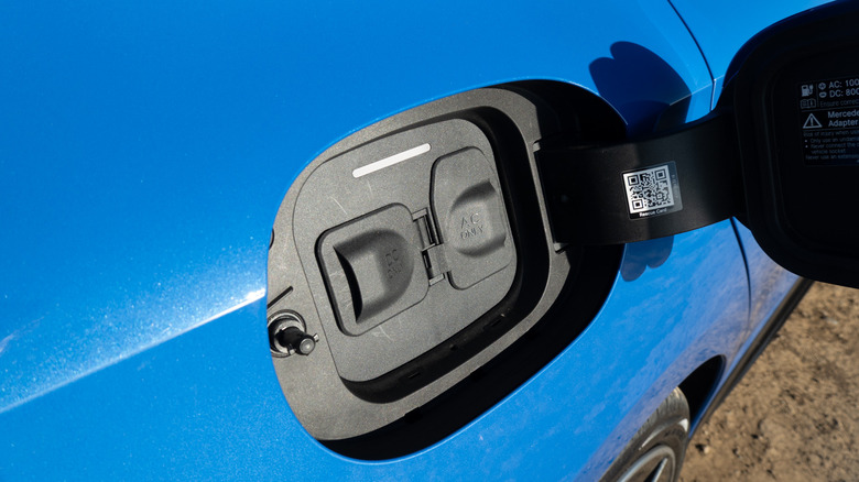 MB.Drive Assist Pro dual charge ports