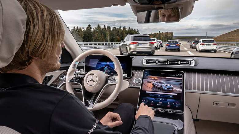 Mercedes driver testing DRIVE PILOT