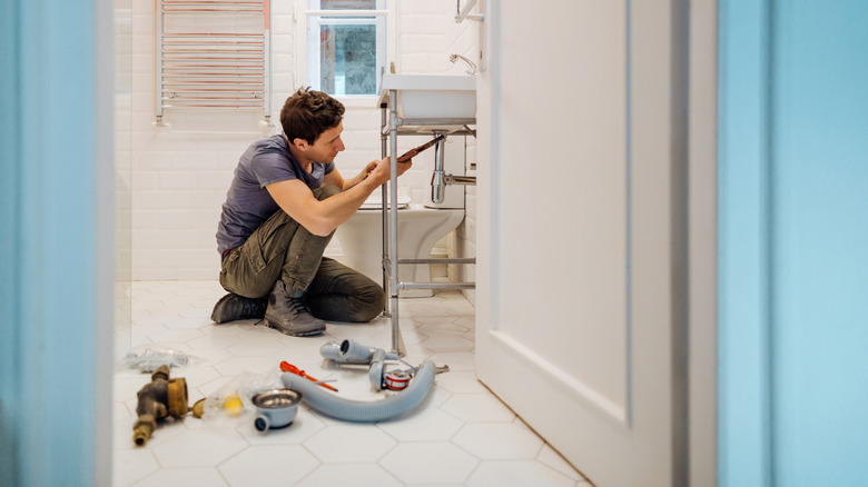Man fixes leak