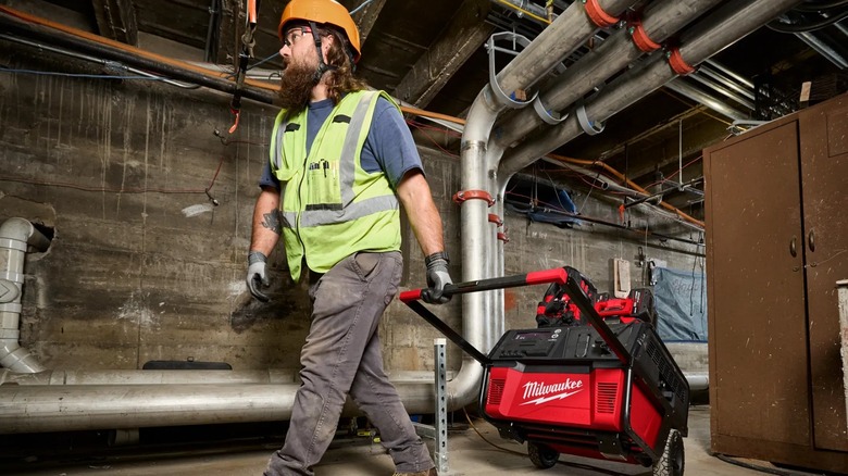 Worker rolling Roll-On 7,200W/3,600W 6.0kWh Power Supply