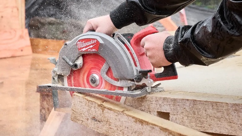 Person ripcutting 4x4 with a M18 Fuel 10 ¼-inch Rear Handle Circular Saw