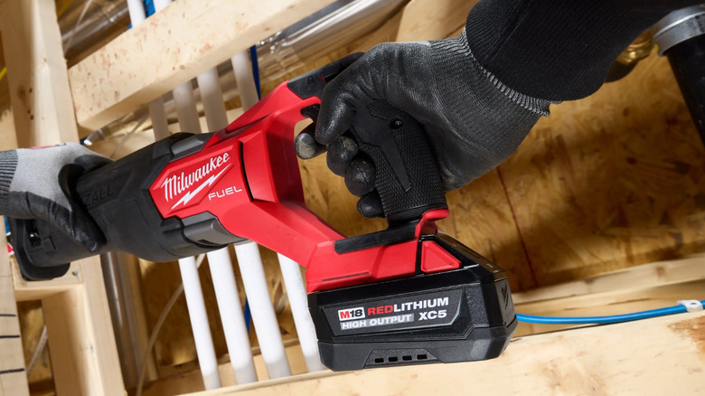 A look at the new Milwaukee XC5 battery on a power tool