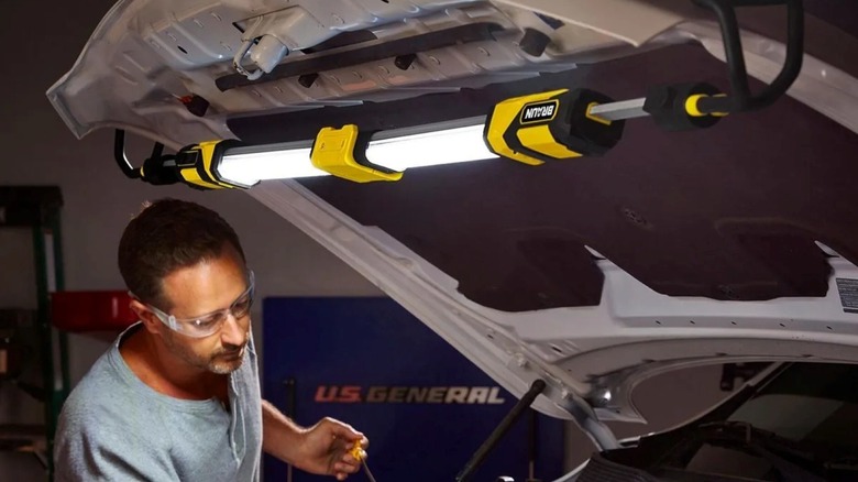 The Braun 2000 Lumen underhood light in action.